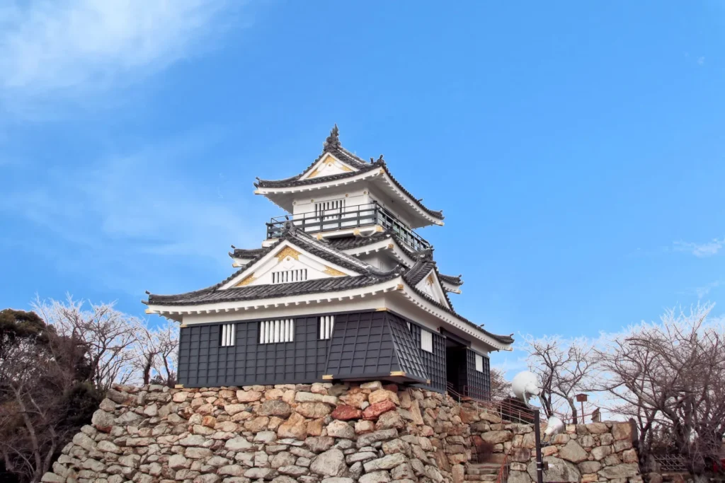 石垣の上に建つ黒と白のかっこいい浜松城