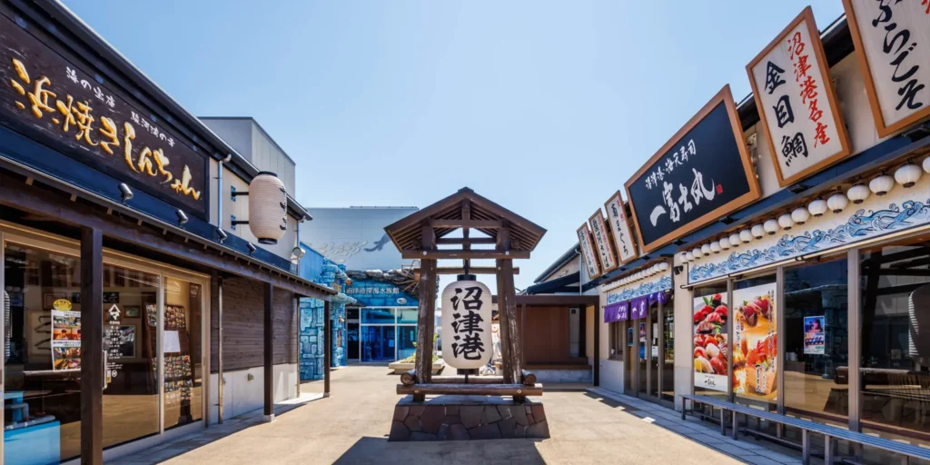 港八十三番地に立ち並ぶ店と提灯