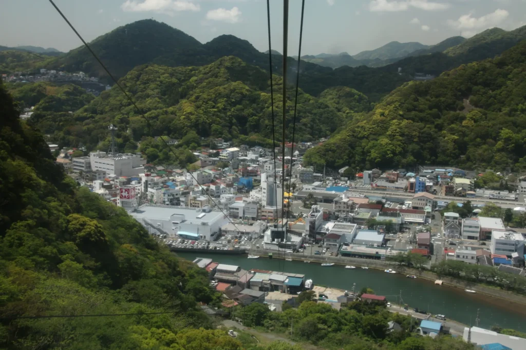 下田ロープウェイのゴンドラから見下ろす下田市の街並み