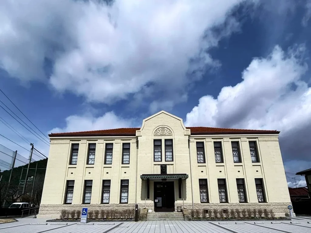 白い壁と赤色で作られた福島市写真美術館の外観