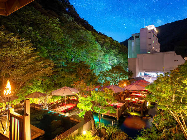 原龍のライトアップされたテラス席