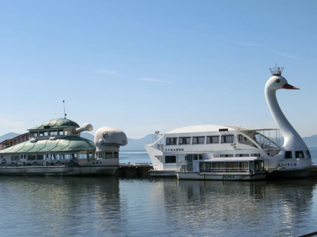白鳥と亀の形をした遊覧船