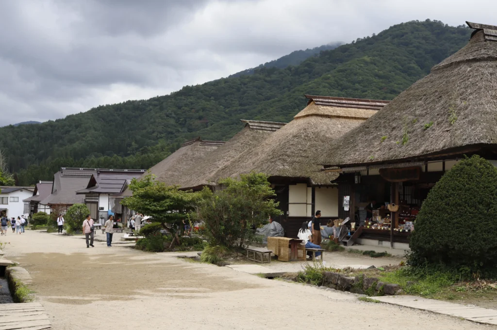 かやぶき屋根が連なる夏の大内宿の様子