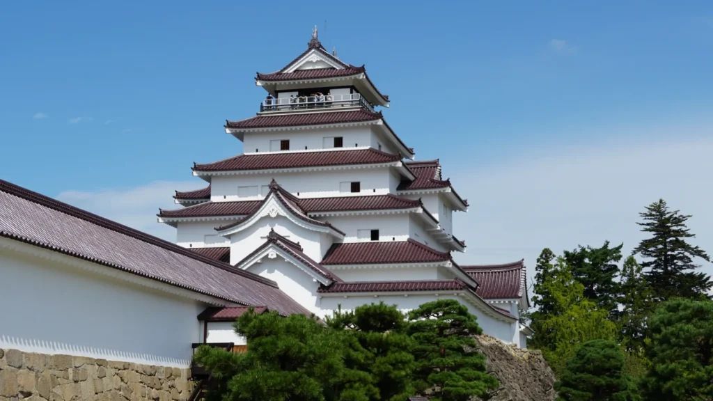 えんじ色の屋根で作られた鶴ヶ城