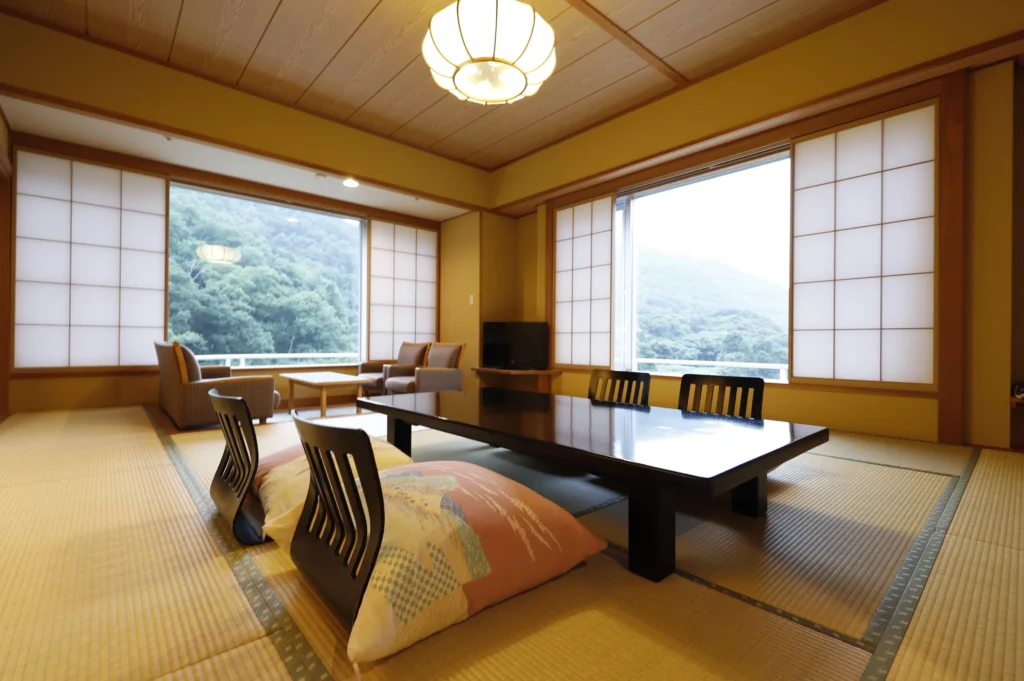 吉川屋の部屋から自然豊かな森が見える客室