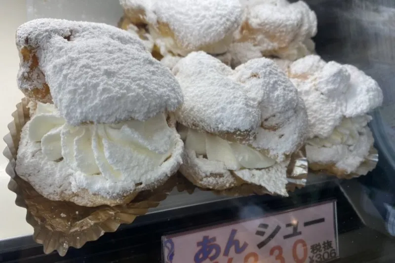 福島県いわき市にある「有限会社 白土屋菓子店」の特大シュークリーム