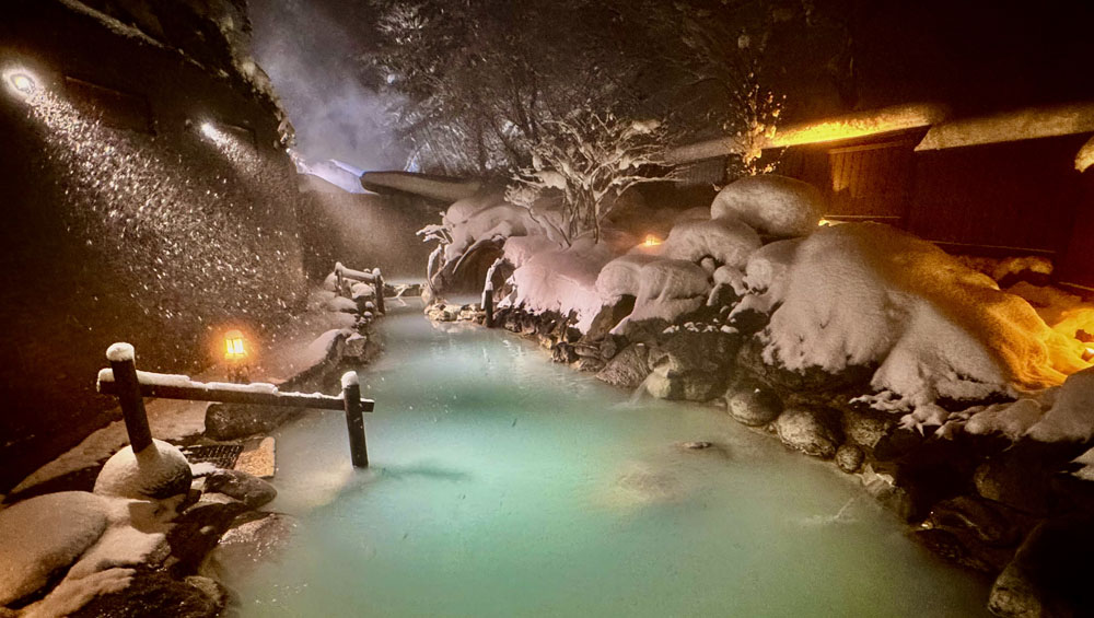 安達屋にあるリニューアルした大露天風呂「大気の湯"東"」