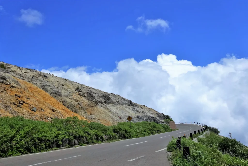磐梯吾妻スカイラインの下り坂になっている道路