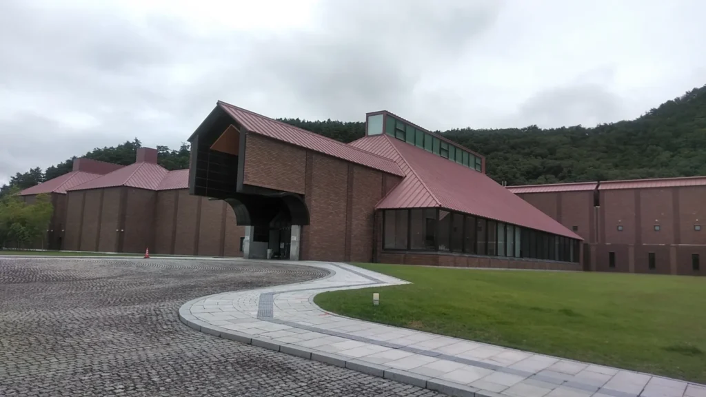 入り口部分がとび出た特殊な造りになっている福島市立美術館の外観