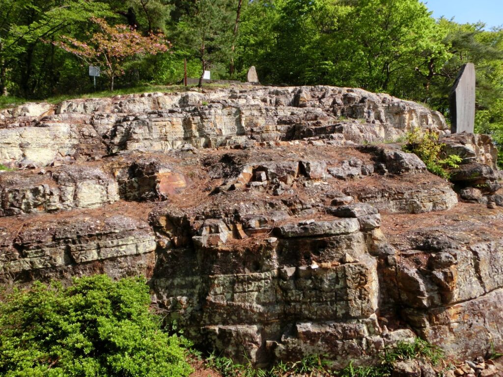 岩谷観音がある剥き出しになった岩肌