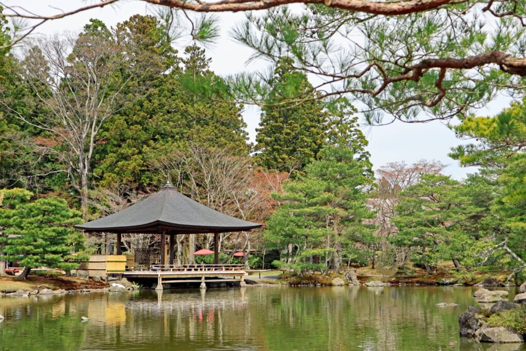 屋根のある建物がある日本庭園