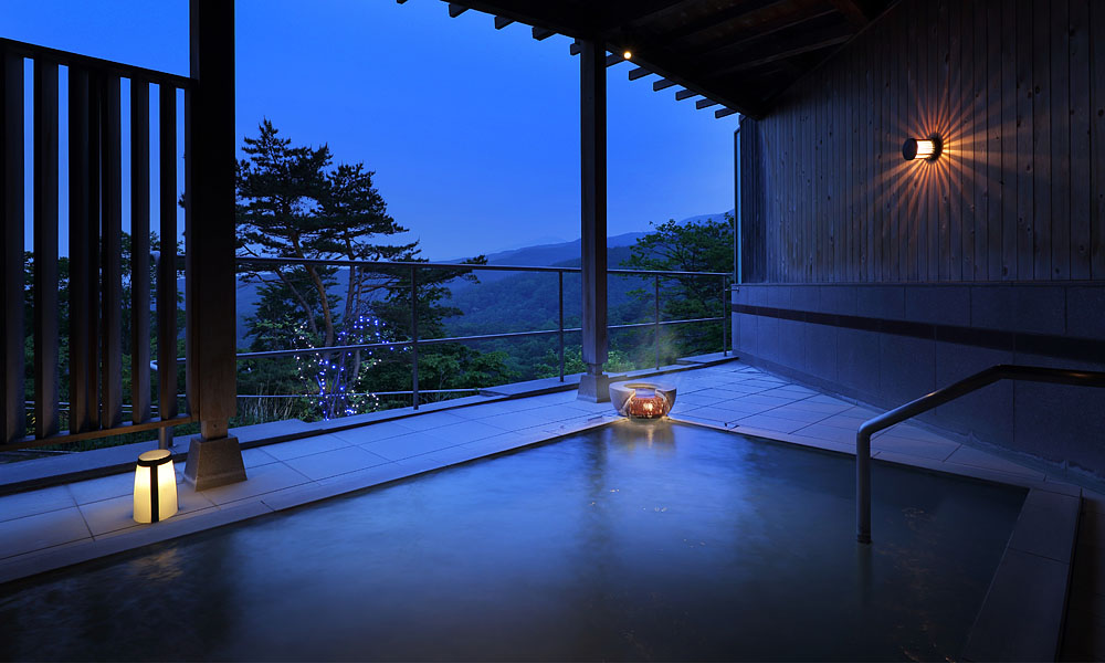 花月ハイランドホテルの山の尾根を望める山の湯