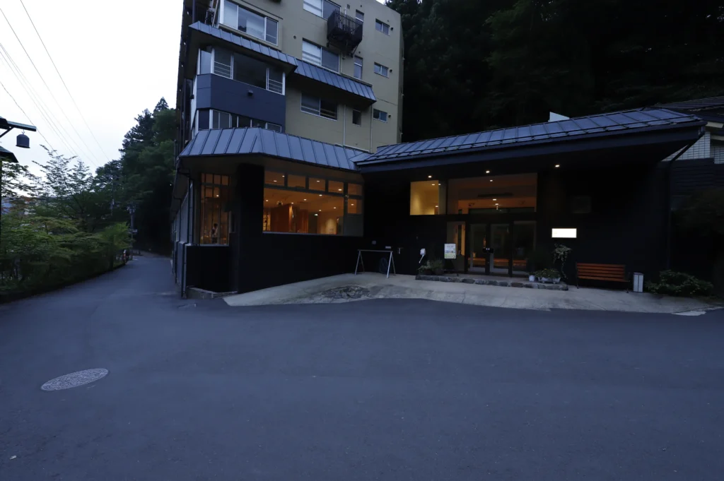 YUMORI ONSEN HOSTELの玄関口