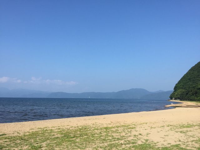 砂浜の広がる湖水浴場