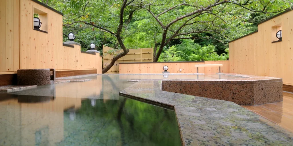 離れの宿 よもぎ埜にある桜に抱かれるように作った露天風呂