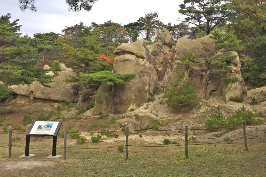 岩肌に松の木が生えた浄土松公園の写真