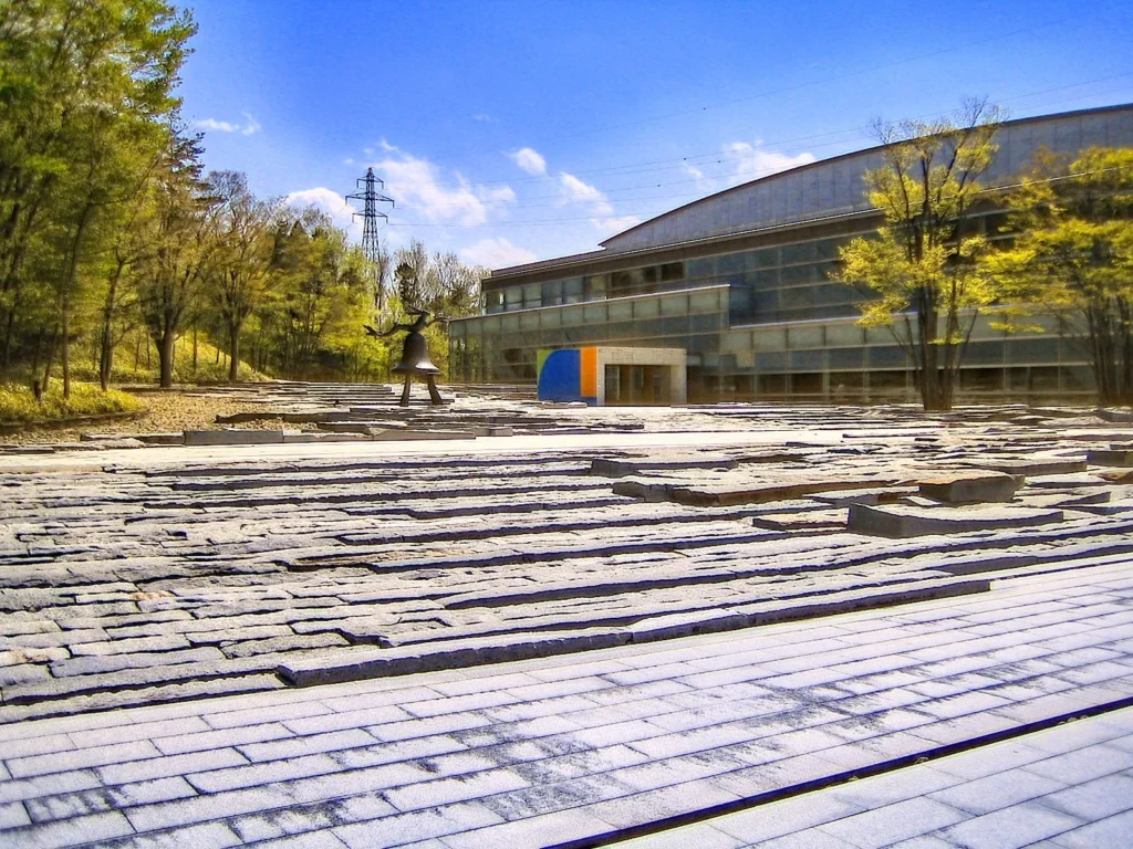  独特なドーム型をした郡山市立美術館とその目の前の石畳