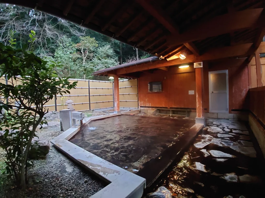 郡山温泉の自然を感じる露天風呂