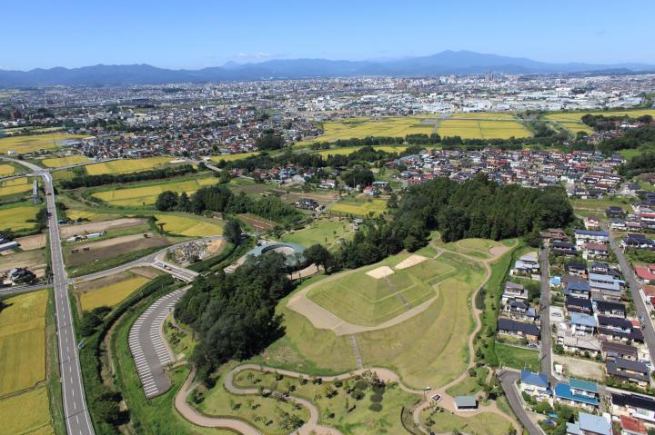 大安場史跡公園を上空から見た写真