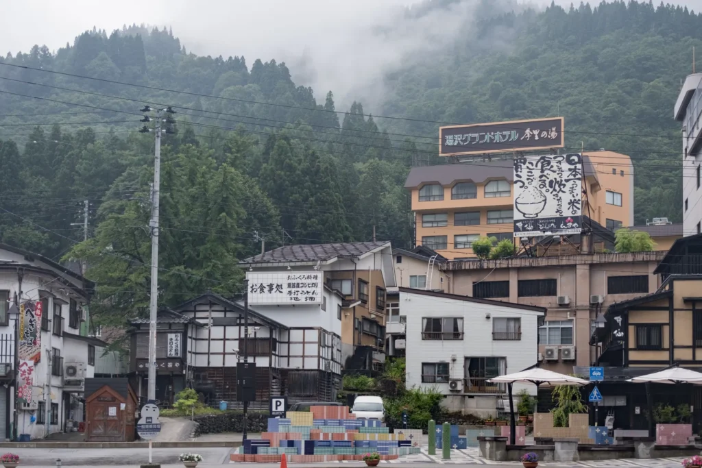 山間に佇む温泉街