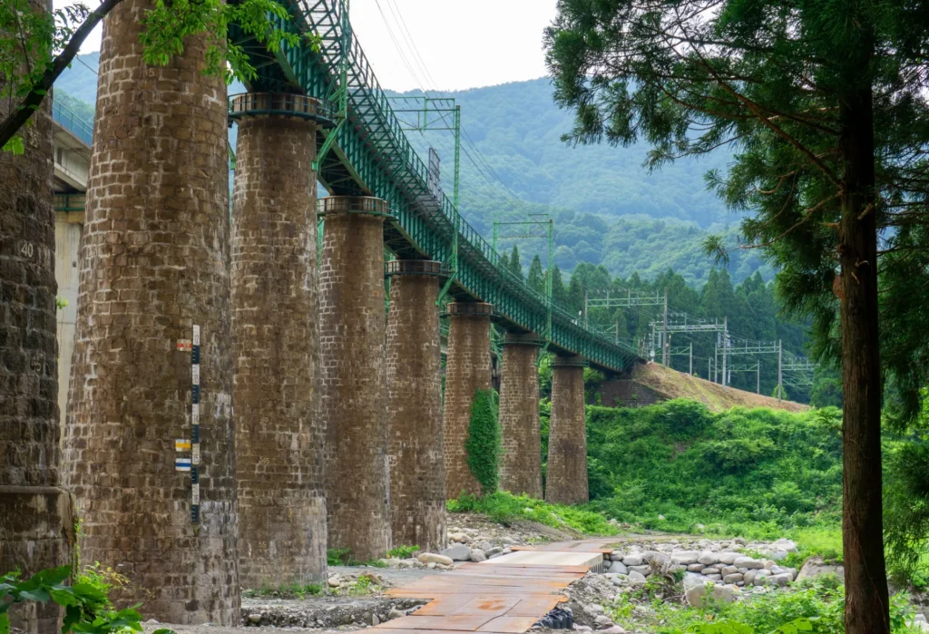 レンガの柱で支えられた高架橋
