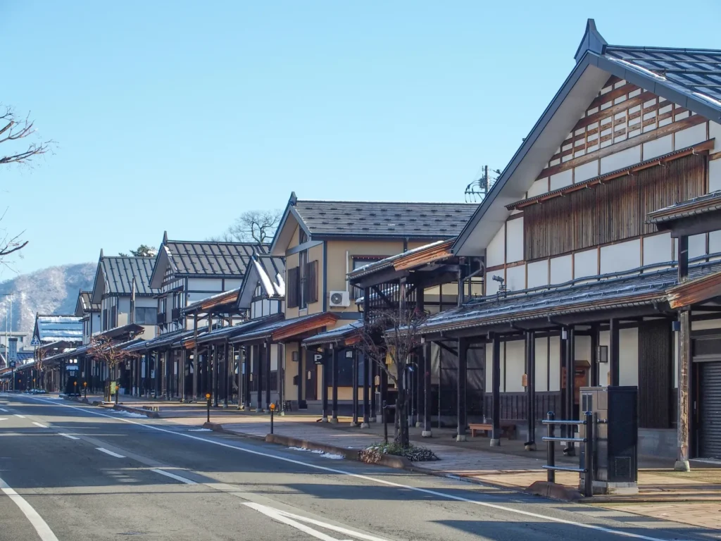 伝統的な家屋が一本道に並ぶ様子