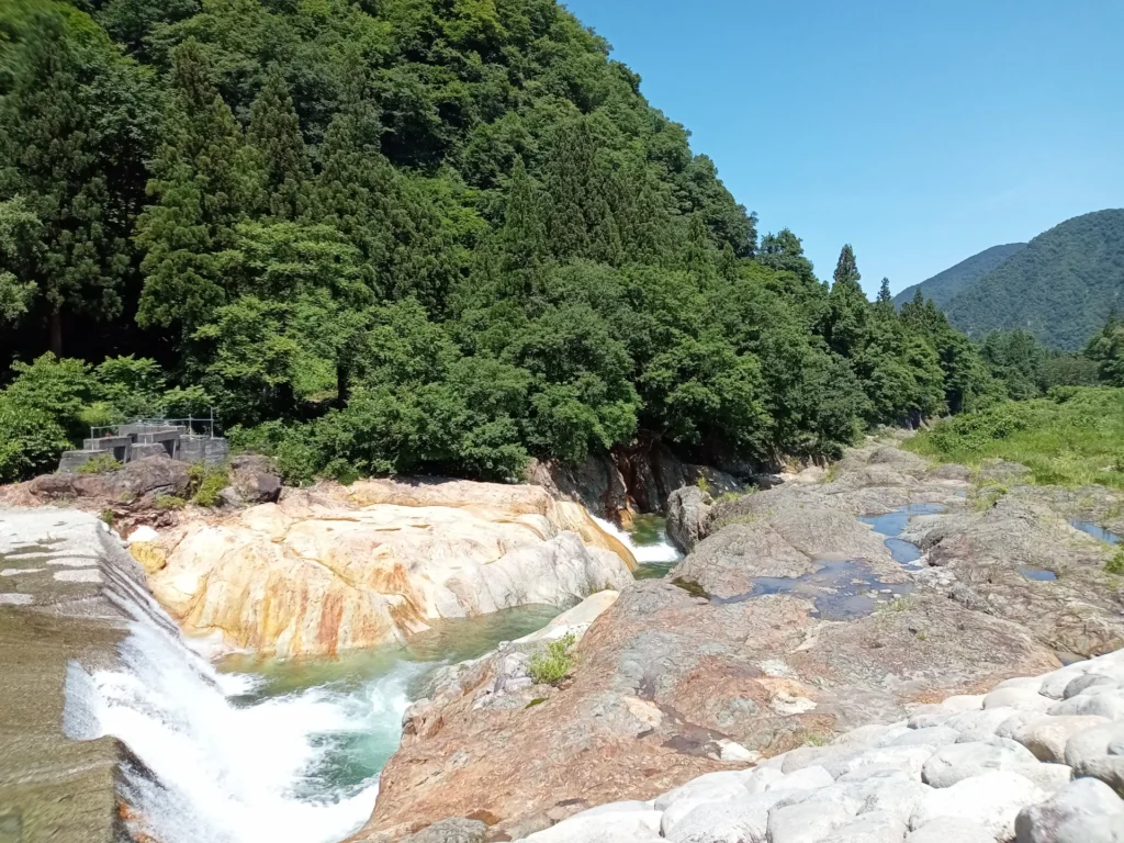 山奥の岩肌がゴツゴツとした川の上流
