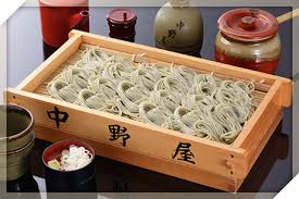 中野屋と書かれたざるにのせられた美味しそうなそば