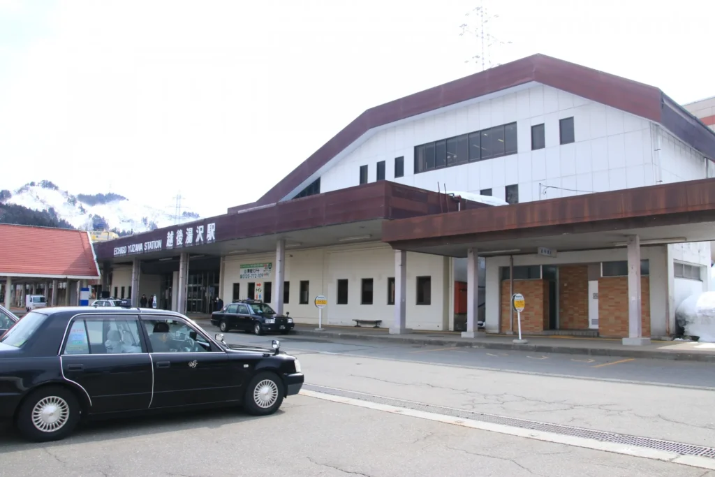 茶色の屋根で作られた落ち着いた越後湯沢駅の駅舎
