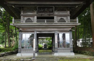 木造で作られた瑞祥庵の門