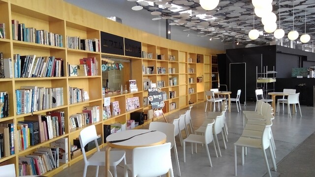 本と客席が並ぶ店内