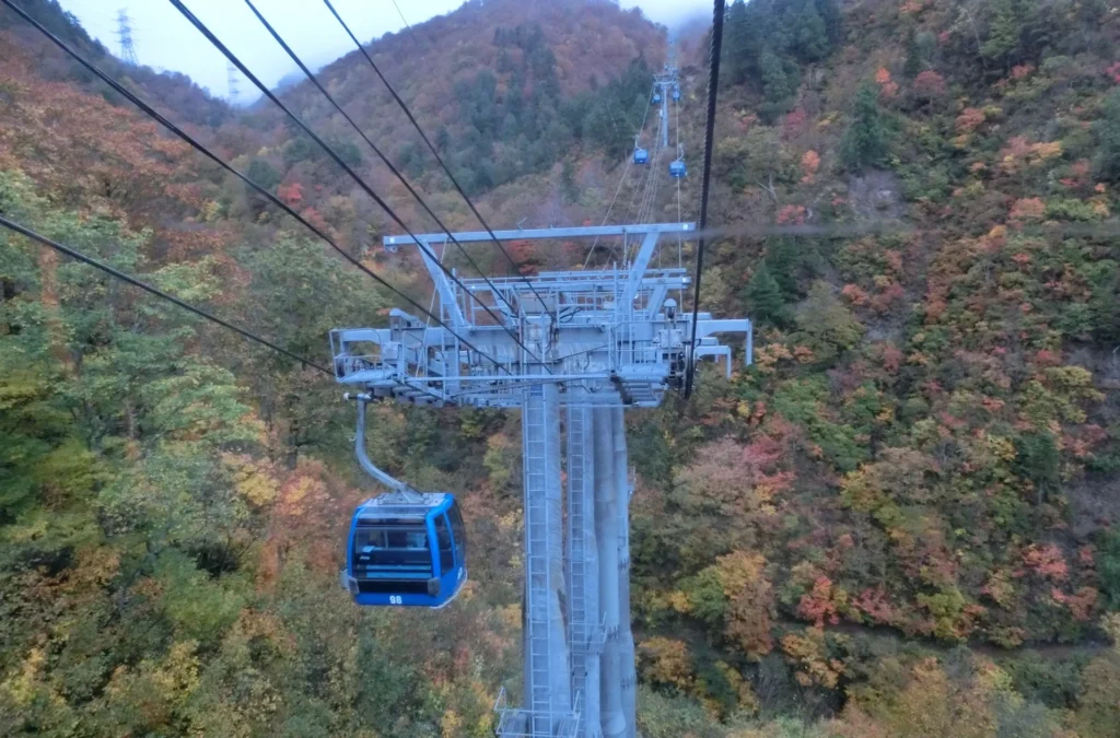 10名弱が乗れそうな青色の越後湯沢のロープウェイ