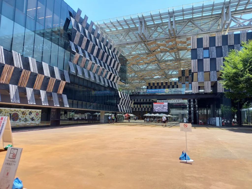 市役所やアリーナが一体となったアーティスティックな複合施設