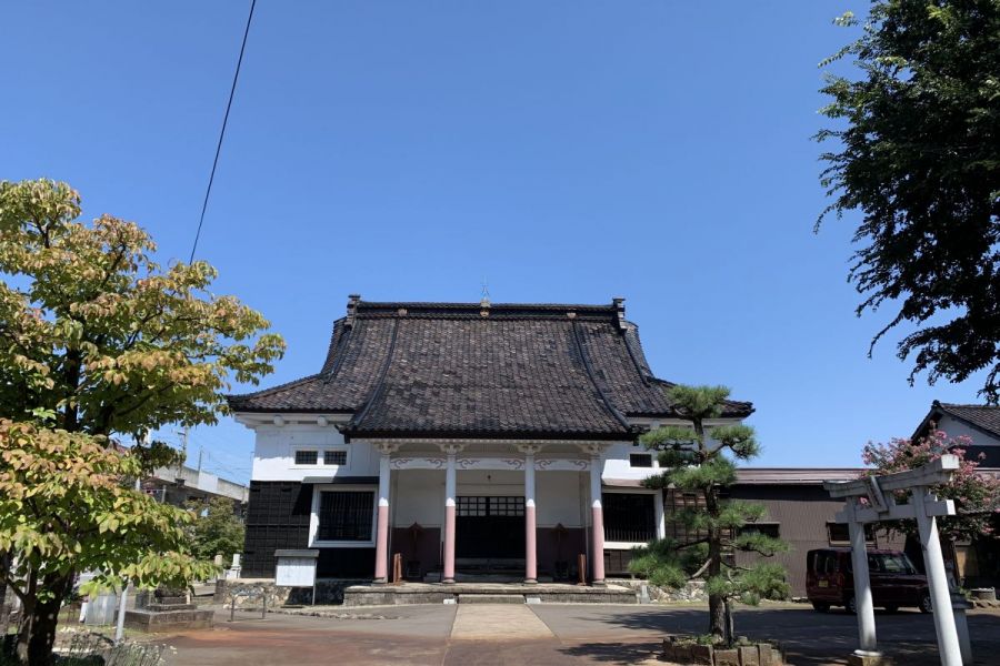 比較的新しく作られたように見える栄涼寺