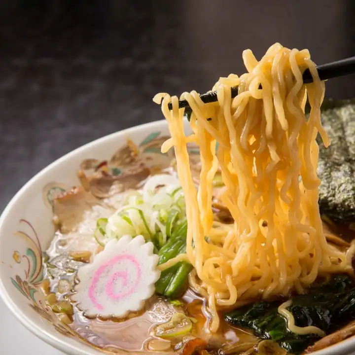 かまぼこやネギの入った美味しそうな生姜醤油ラーメン
