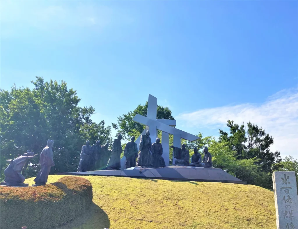 百姓が十字架の前で並んだ様子を表す作品