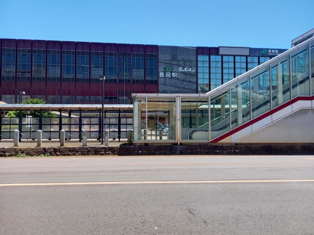 夏の長岡駅の外観