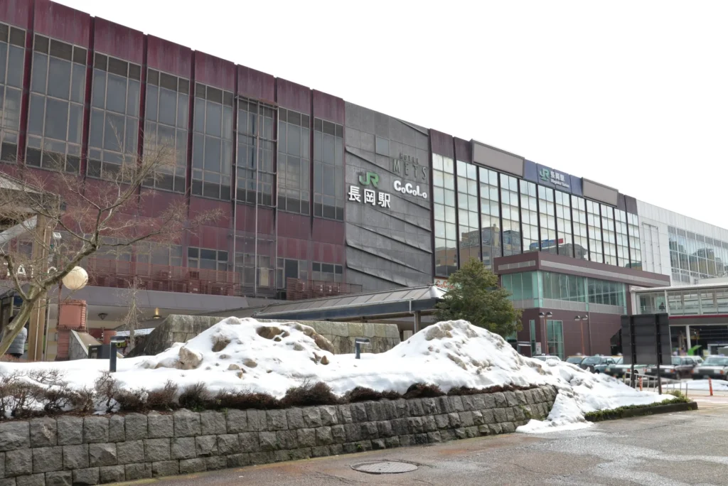 少し雪の被った長岡駅の外観