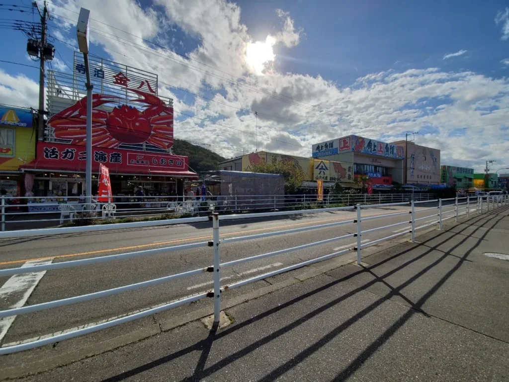 ユニークな看板の並んだ市場