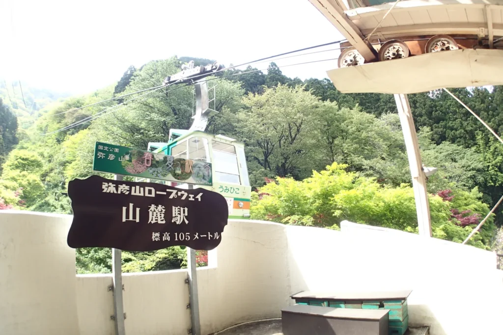 ロープウェイの乗り場からみるゴンドラ