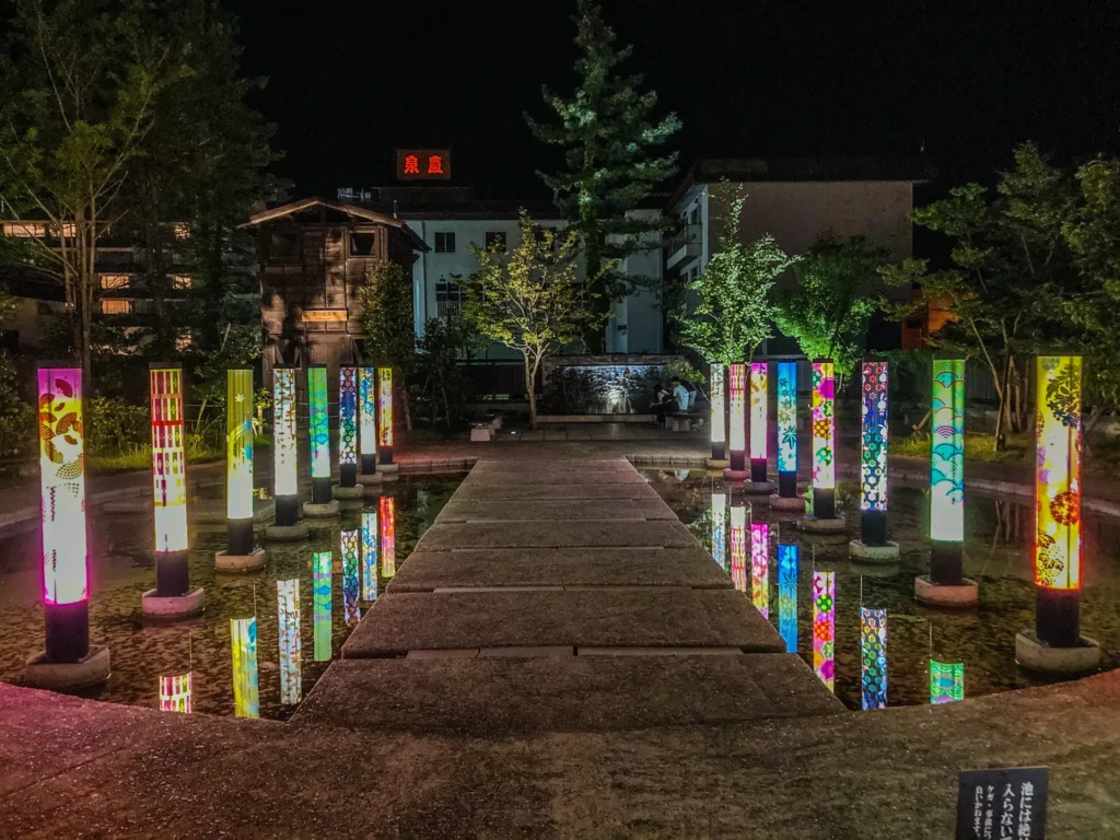 新潟県の月岡温泉街にある「月明かりの庭」