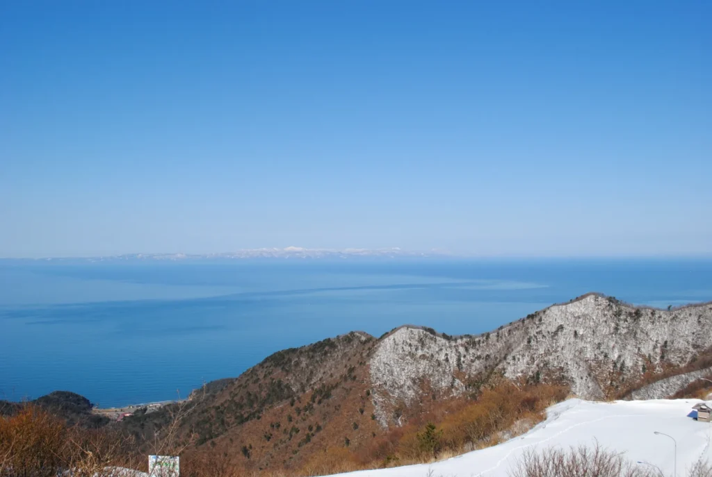 弥彦山ロープウェイの山頂から見た冬景色