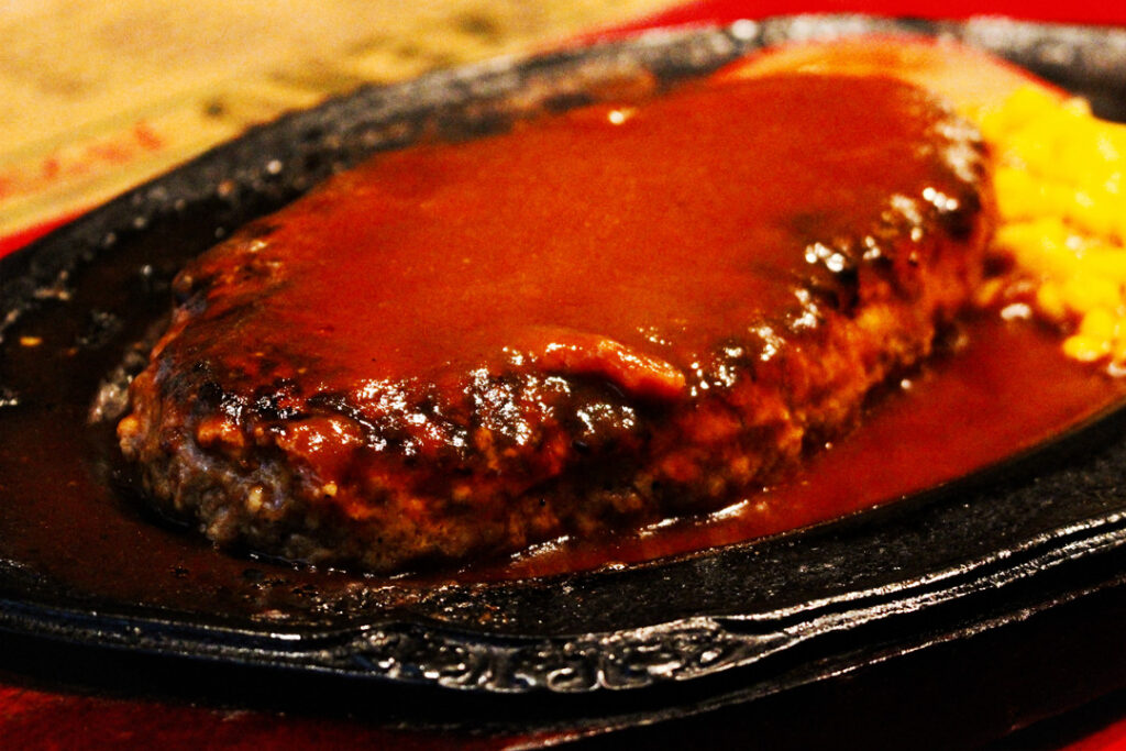 ふわっふわに仕上げられた鉄板で焼かれたハンバーグ