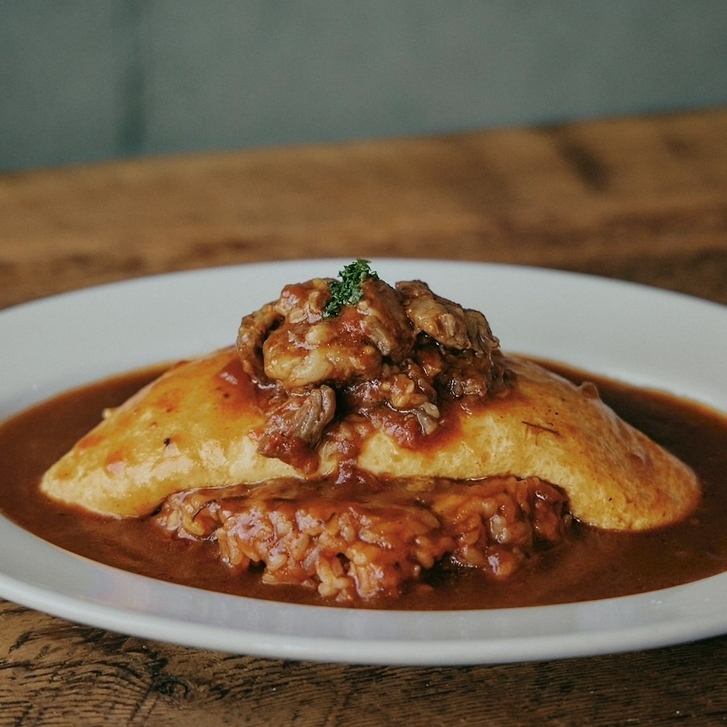 ふわトロになったオムライスにデミグラスソースをかけた様子