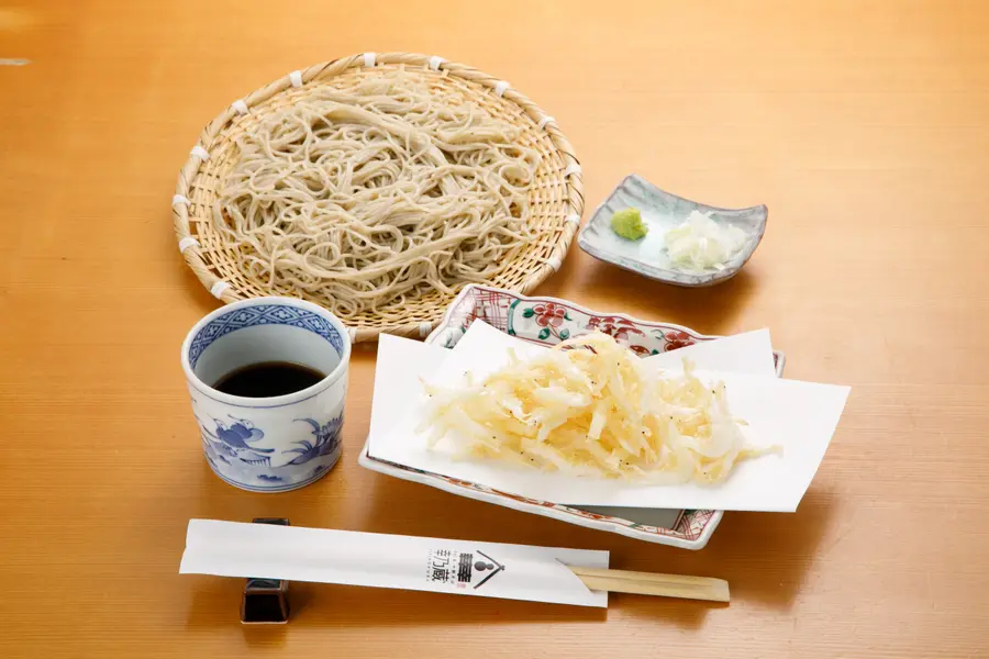 丁寧に打たれた十割蕎麦と天ぷら