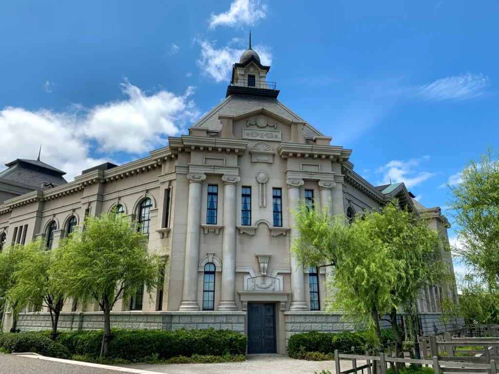 洋風建築の新潟市歴史博物館の外観