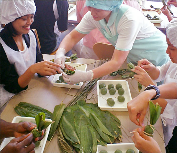 笹団子を作る体験をしている人