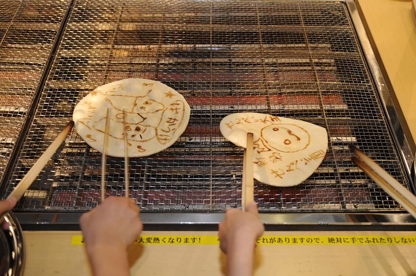 自分好みのせんべいを焼いている様子