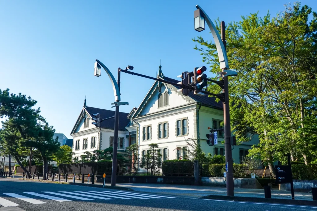道路に面する紺色の屋根をしたモダンな洋館