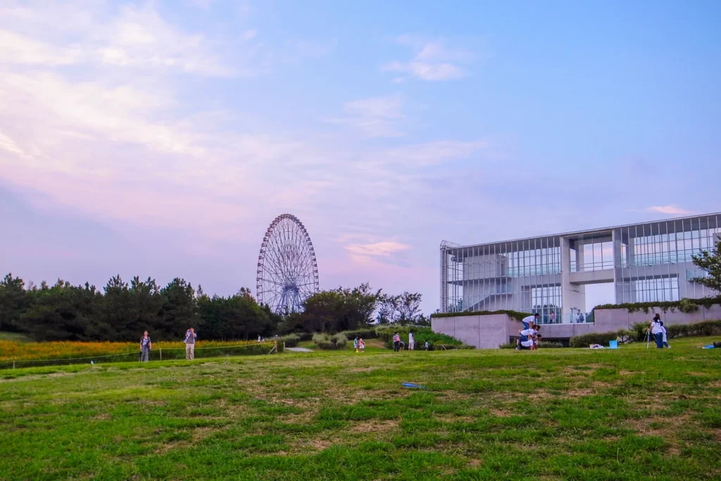 葛西臨海公園の芝生と観覧車